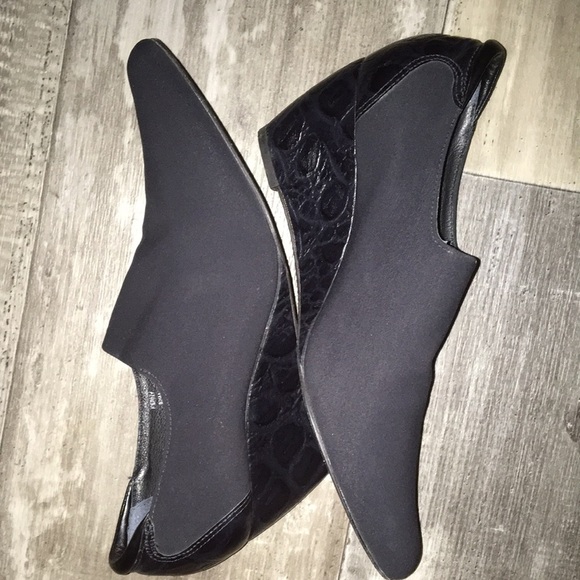 Donald J Pliner Ferny Black Suede and Leather Crepe Wedge - Picture 3 of 9